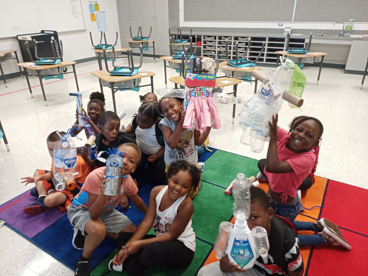 Research engineering and build a bot! Firsties have so much fun!! <a href="/KeterahGoosby/">K.Goosby</a> @IntotheFuture22 #aldinefuture <a href="/JonesES_AISD/">Jones Elementary School</a>