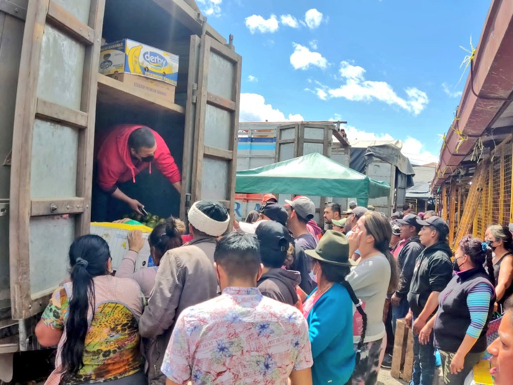 pedropalaciosu's tweet photo. El diálogo rinde frutos.

Atención, fue posible el ingreso de 12 camiones que transportaban alimentos en su mayoría fruta, hacia el mercado El Arenal, productos que se empezaron a distribuir desde el mediodía de este miércoles, a los  distintos centros de abasto. https://t.co/B7aVgIww3n