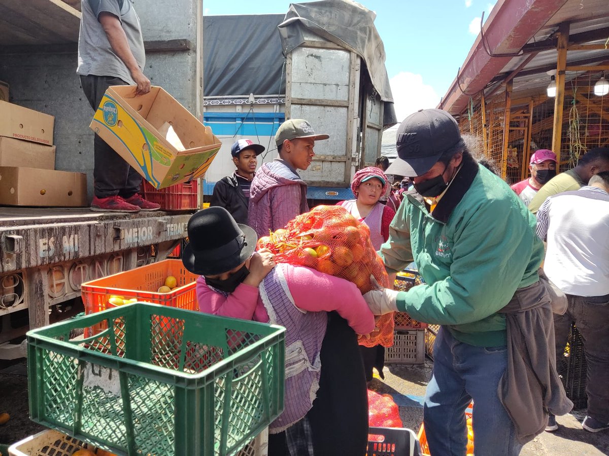 pedropalaciosu's tweet photo. El diálogo rinde frutos.

Atención, fue posible el ingreso de 12 camiones que transportaban alimentos en su mayoría fruta, hacia el mercado El Arenal, productos que se empezaron a distribuir desde el mediodía de este miércoles, a los  distintos centros de abasto. https://t.co/B7aVgIww3n