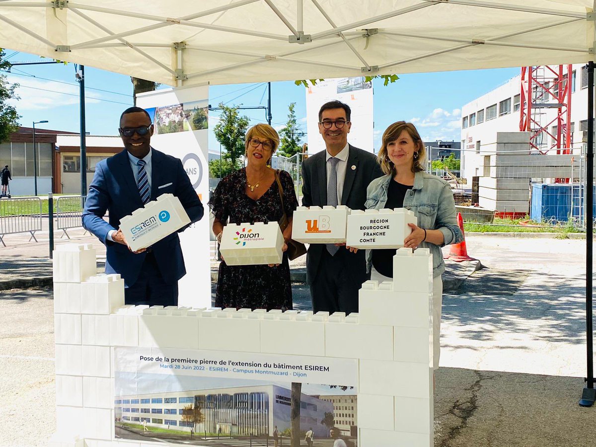 <a href="/Laeti_M82/">Laëtitia Martinez</a> a eu le plaisir de représenter ce matin <a href="/MarieGuiteDufay/">Marie-Guite Dufay</a> à la pose de la 1ère pierre de l’extension du bâtiment de l’<a href="/EsiremDijon/">Polytech Dijon</a>.
Extension soutenue par la Région (2,1 M€) et qui va permettre d’atteindre 755 étudiants et renforcer l’attractivité de cette belle Ecole.