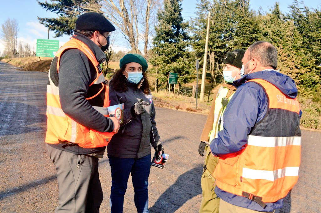MTTAysen's tweet photo. 🚨#AgendaMTT
📍#AltoBaguales
En control preventivo #Coreset @Fisca_MTT, junto a @Carab_Aysen @MOPAysen y @onemichile se hizo un llamado a la conducción prudente en periodo invernal y así evitar siniestros de tránsito.
Se enfatizó en reducir velocidad en ruta.
#MovámonosSeguros https://t.co/9vUpcEzkMk