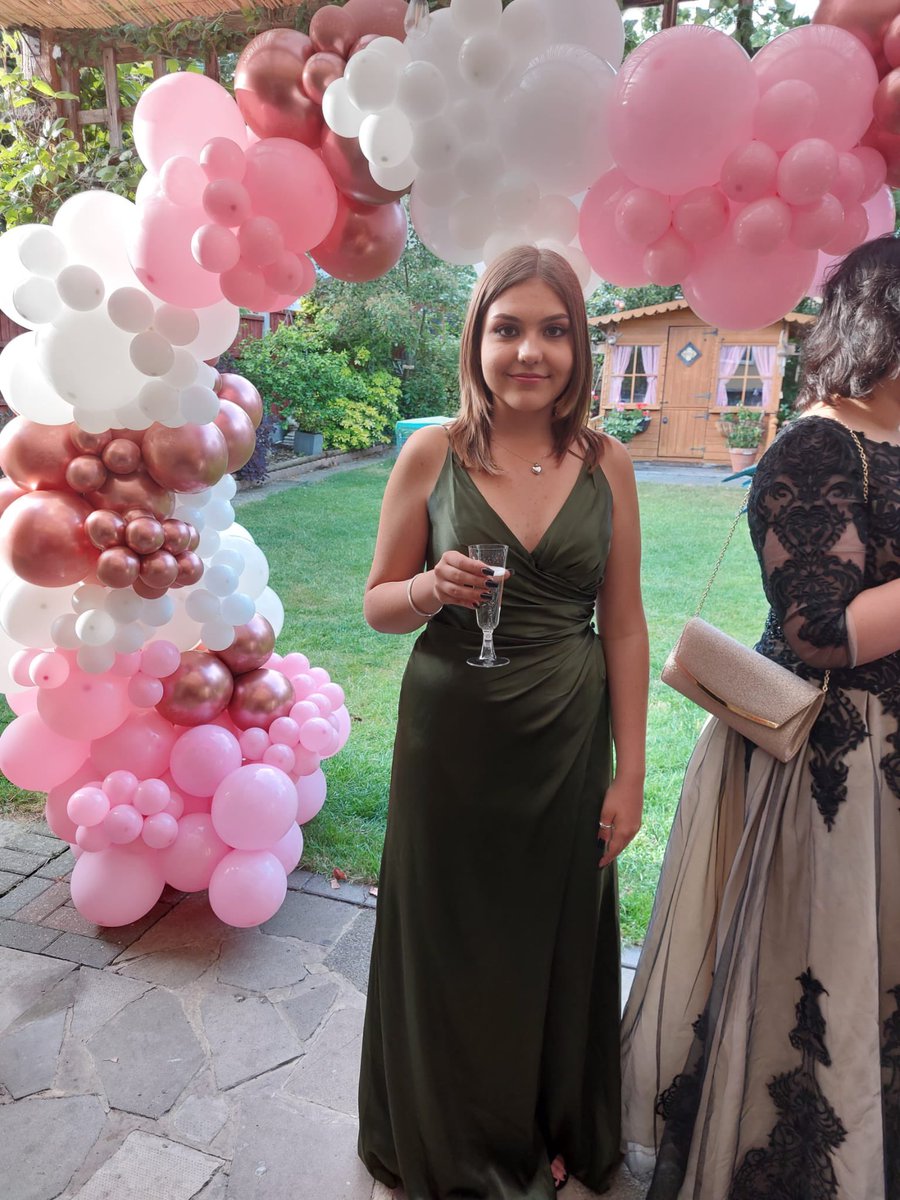 Richard80303231's tweet photo. My gorgeous granddaughter off to her prom ❤️
#Theygrowupwaytoofast https://t.co/GckplZHj2e
