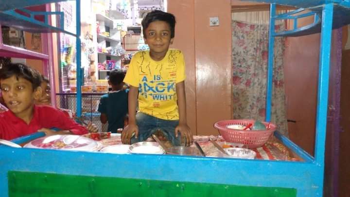 Mani_Ehmad's tweet photo. Met with this little entrepreneur Zohaib (Zobi). He is a role model for me. I'm amazed and have no words. He is almost 8 or 10 years maybe. He's the elder son of his widowed mother lives with his 2 little siblings. 
#Karachi #KHIAlerts #LetsHelpTogether https://t.co/APBgVkwKAu