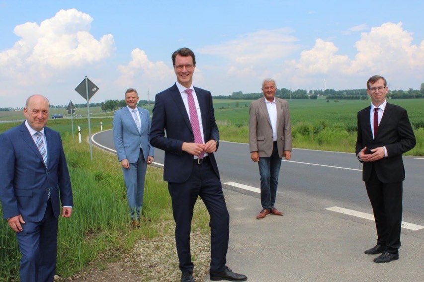 T2408's tweet photo. @MonaNeubaur und @HendrikWuest 
alles Gute zum Start in #nrw und #schwarzgrünallzeit allzeit gute Hand und richtige Entscheidungen bei den Themen #klimaschutz #erneuerbareenergie #wirtschaft #mobilität #ländlicherraum #stadtentwicklung #strukturpolitik 

Bis bald in #warburg #owl https://t.co/351i1xmvzc