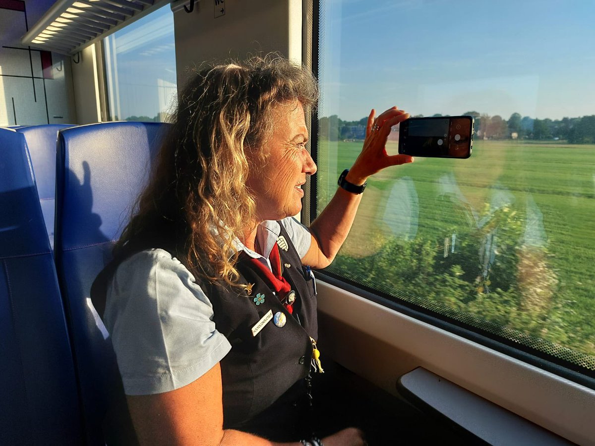 Rutger_76's tweet photo. Bij de kaartcontrole tijdens de meekijk dienst met @CBacola kwam ik een blijde #Railrunner tegen op het traject Soestdijk - Baarn.
#treinleven #dienstjemee @NS_online https://t.co/sOpQJP9BN6
