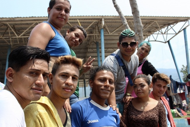 senadisexprd's tweet photo. 📢 #Entérate | Fundamentalismos religiosos, odios de Estado, crimen organizado, pobreza y persecución social, obligan a migrar a las personas 🌈#LGBTTTI🏳️⚧️ que atraviesan el territorio nacional con destino a los EU, explicó la #REDAPM. https://t.co/vVez8oCgOG