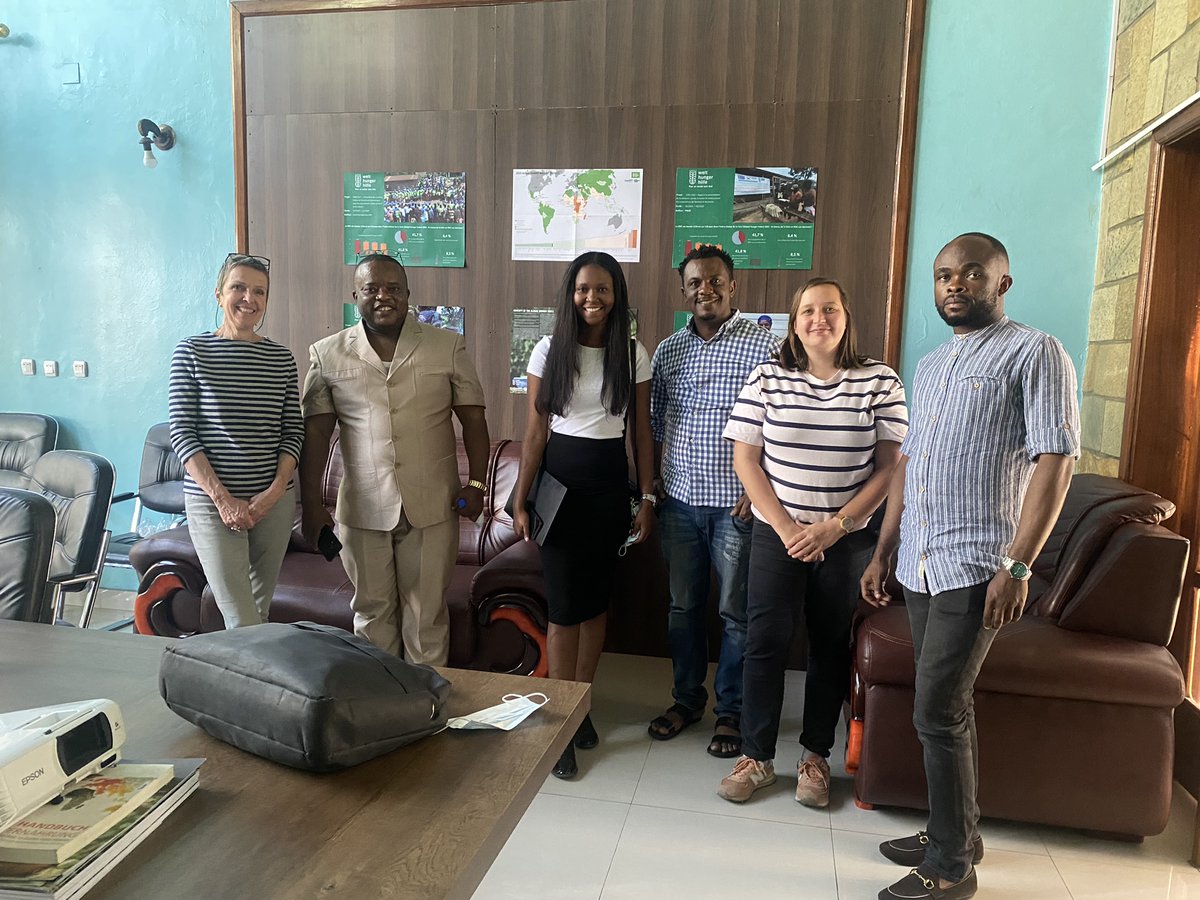 Nous avons eu l’honneur aujourd'hui d’accueillir M. Siyangoli, le directeur du DANTIC du Ministère de l’Agriculture dans notre bureau à Goma.
Une discussion a eu lieu sur la façon d'améliorer l'agriculture en RDC et de contribuer à un système de partage d'informations continu.