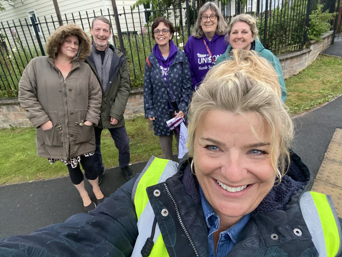Picket at Sandford Station. Standing up to corporate StMonica’s bullies <a href="/UNISONSW/">UNISON South West</a> <a href="/unisontheunion/">UNISON - UK's largest union</a> #strike #StMonicaStrike #FairPay #fair