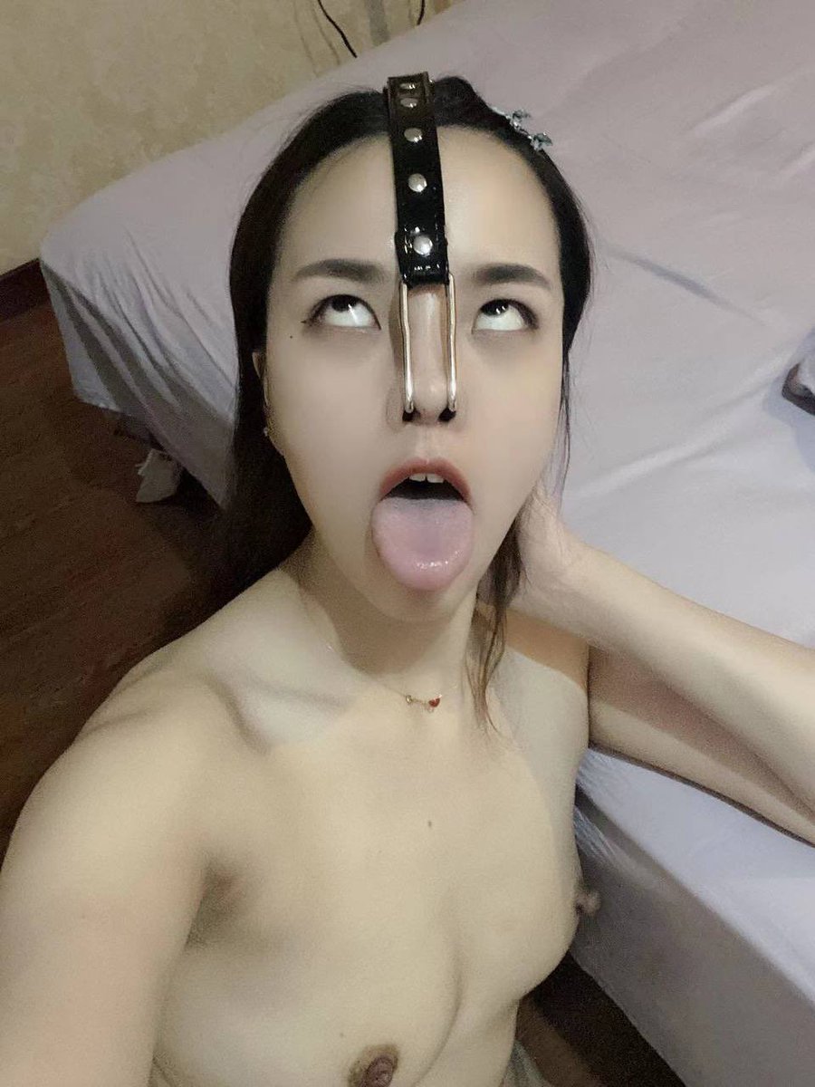 wangyu970610's tweet photo. 母畜最终 不就应该被玩成这样废掉毁掉吗？有多少反差操逼幻想过把自己的完美人生毁掉变成路边被玩烂了丢掉的肉便器婊子啊

主动送上门被明知道是变态的人玩弄，就注定了是这样的结局哦？

记住了吗，骚逼反差母猪 https://t.co/n1wFVqmMb4
