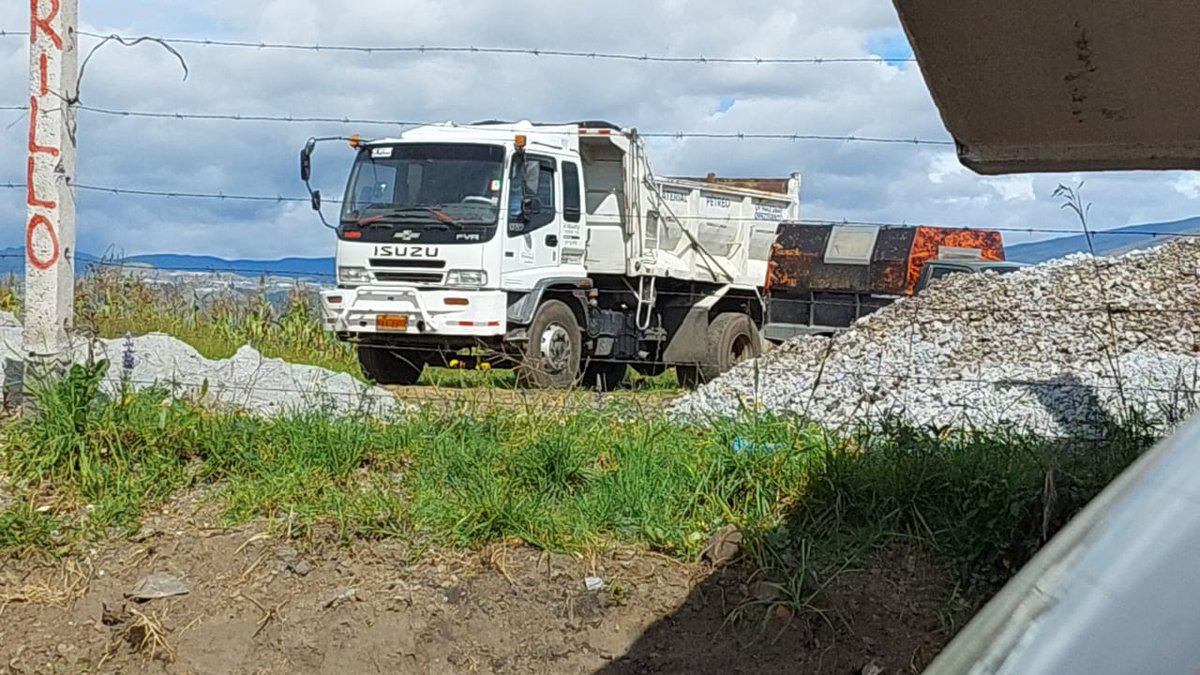 En La Esperanza de Tabacundo, volquetas sub contratadas con el logo del Consejo Provincial en vez de despejar cerrando más el paso. El Estado de Excepción, militares y policías inexistentes. El pueblo en indefensión. Florícolas organizando a su gente para hacer fuerzas de choque.