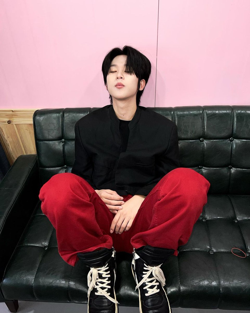 bignauightyboi's tweet photo. Waiting room after half a day I spent filming my newest project (will be announced soon). https://t.co/IYBCDShgxU