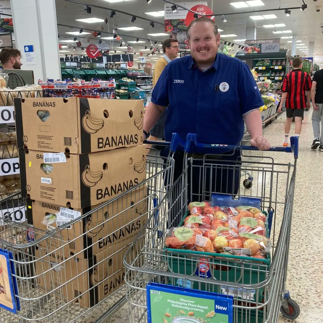 Thank you <a href="/TescoCCRoyston/">CommunityChampMandy</a> for supplying the fruit for the day. What fantastic community support we have in Royston! Thank you 😊
roystoninblue.co.uk 
<a href="/royston_in_blue/">Royston In Blue 26th JUNE 2022</a> 
<a href="/TeenageCancer/">Teenage Cancer Trust</a>