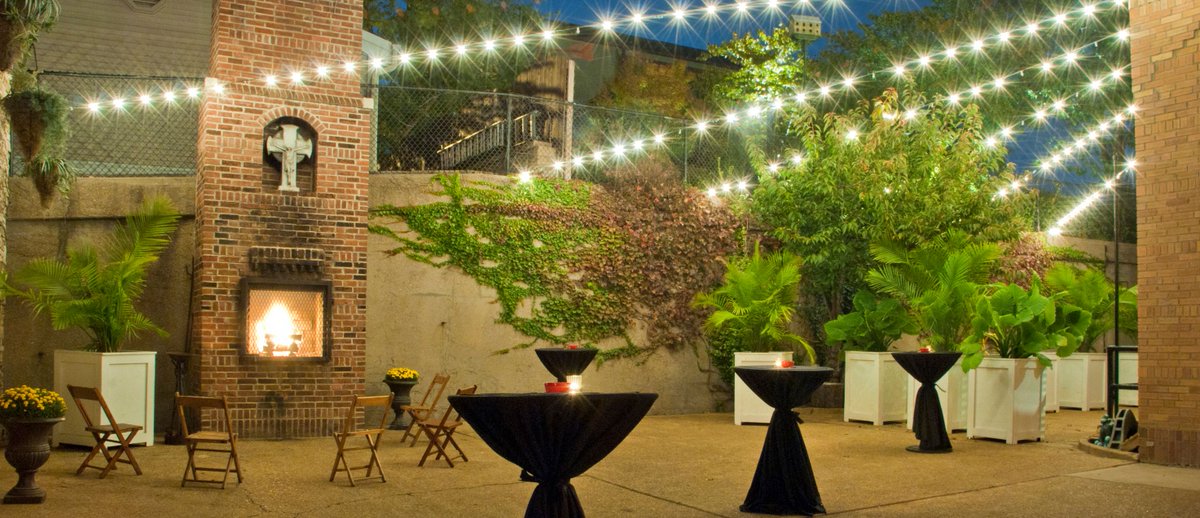 Who doesn't love a gorgeous evening under the stars? 🌃 That is exactly what our courtyard will provide for your guests!  Use of our four seasons courtyard is included with all event bookings.