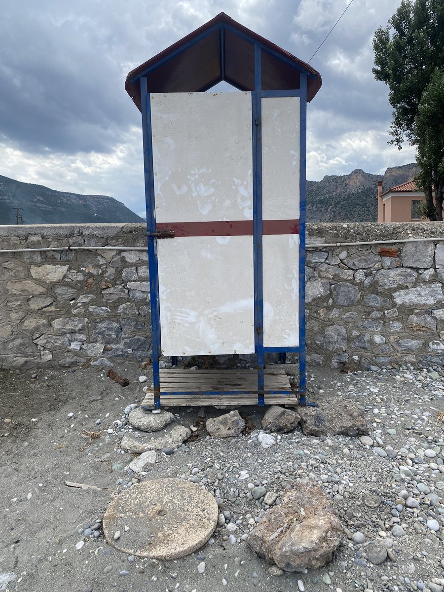 taniaki's tweet photo. Αυτό είναι το αποδυτήριο παραλίας που στήθηκε για ακόμη μια χρονιά στην παραλία του Λάκκου, #leonidio, #notiakynouria Σκουριασμένο, με ελλιπή στήριξη και πρόχειρες παλέτες για πάτωμα! Άκρως επικίνδυνο https://t.co/HQWNJjq1X7