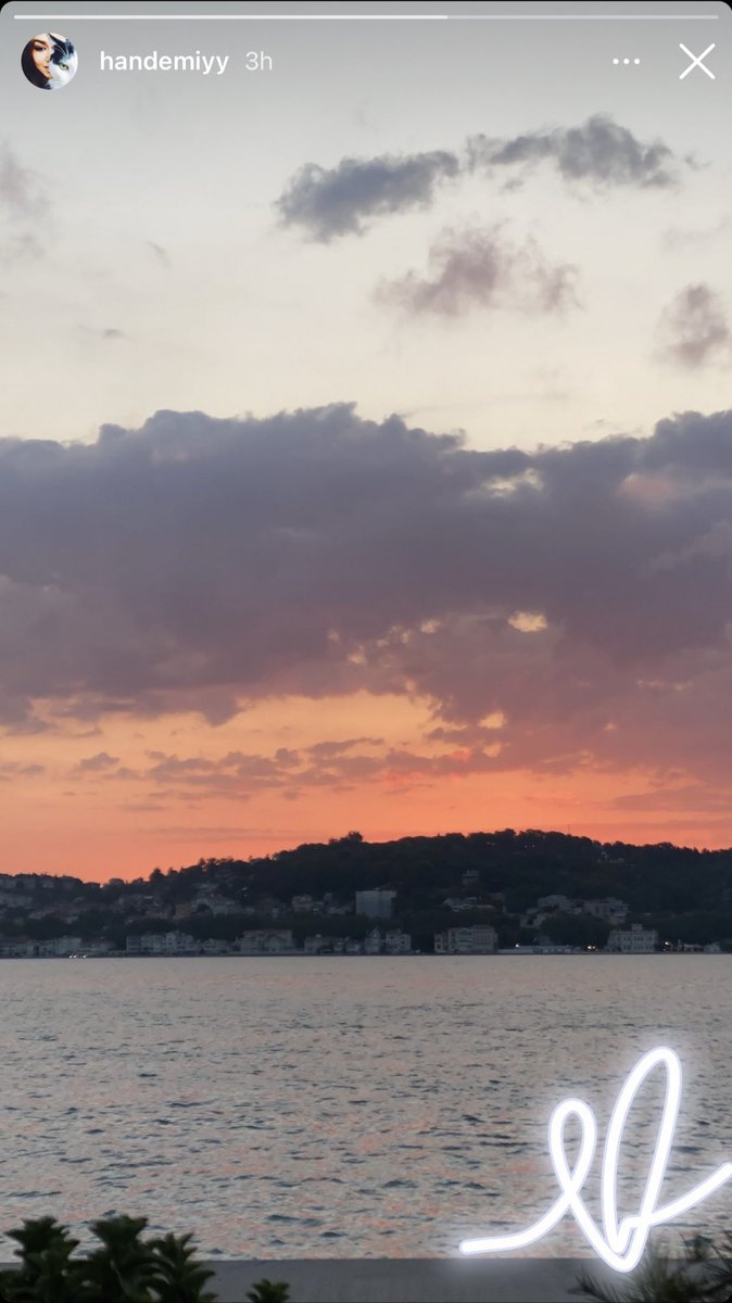 Hande y un corazón blanco 🤍🤍🤍🤍🤍🤍🤍🤍