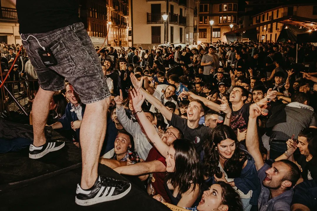saiagoait's tweet photo. Ostiralean Amorotora!

22:30etan hasiko gara, hainbeste kontzertu ikusi ditugun Amorotoko Frontoi mitikoan, @McOnakTaldea
eta Brigade Loco taldeekin batera!

Ez galdu aukera✊💥

📷 begipuntuan https://t.co/rNaKSNZJqP