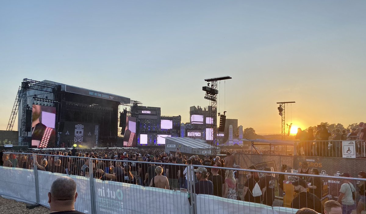 HuhtasaariSaara's tweet photo. Örinää ja mättöä (valitettavasti Metallica joutui koronan takia peruuttamaan 😢🤬). #parisuhdeaikaa #dinnerandconcert #outinthegreen #Frauenfeld #Fivefingerdeathpunch #Sabaton https://t.co/1jG0LnT6jw