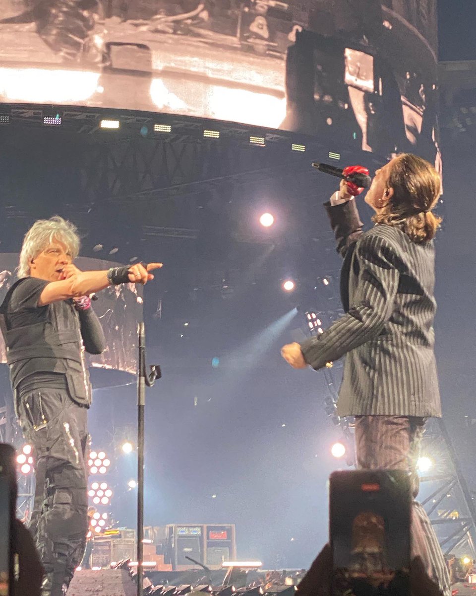 PunkAPoule's tweet photo. Vous étiez beaux à Lyon ! ❤️✨🔥 #CentralTour @nicolasirkis @indochinetwitt @QueensChristine https://t.co/EPlB47sttV