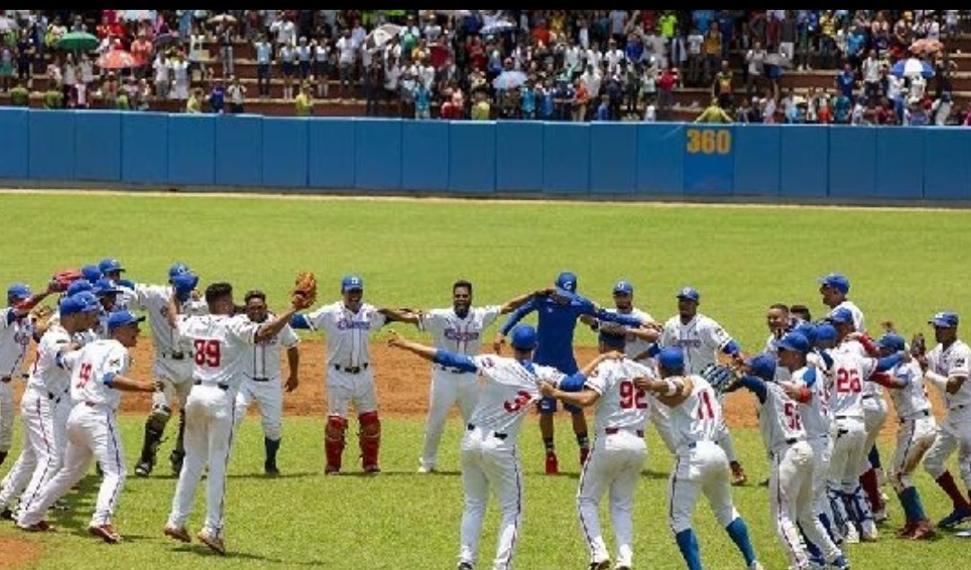 Milena44506605's tweet photo. Hoy no se duerme... 
Cierra la Serie Nacional con la victoria de Granma, el pueblo cubano siente orgullo por este gran triunfo.
Muchas felicidades a ambos equipos y muchos éxitos para el equipo granmense...🥳🥳🥳🥳🥳 https://t.co/eyu24HYOe5