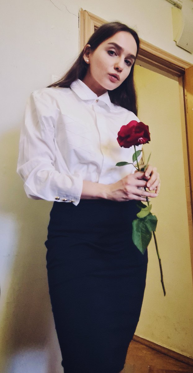 gam_tam's tweet photo. это очень странное чувство
три года выпускаю других, но ранним июньским утром в воздухе пахнет моим выпускным (из школы)
маме снова 17
by the way, ты примешь эту розу? 🌹 https://t.co/B2VKvSeuof