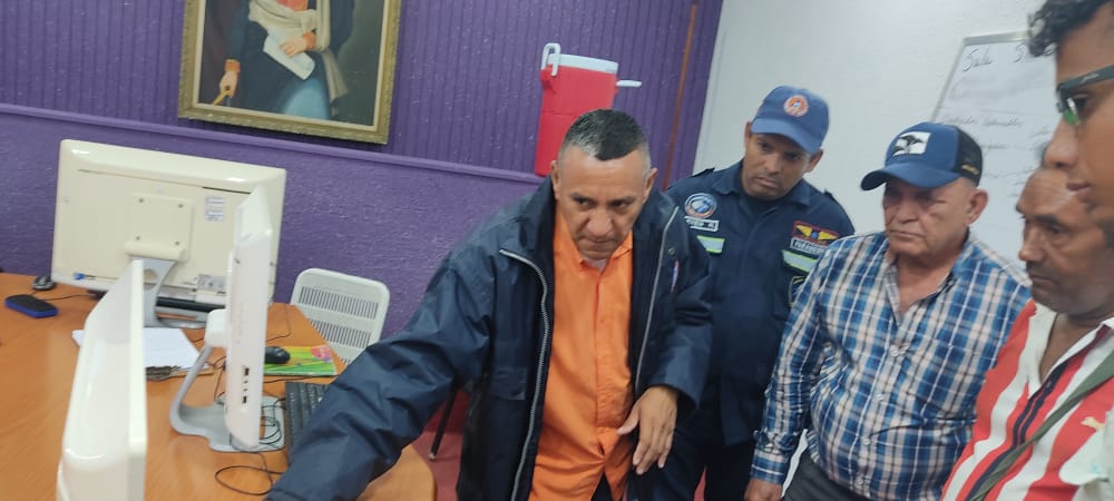 sulmeavila's tweet photo. Mi amigo Alcalde de #chaguaramas visita la sala situacional municipio #Roscio del estado #Guárico #ciclontropical #ciclontropicaldos #Ciclon #SanJuanDeLosMorros https://t.co/UF6RzLtANT