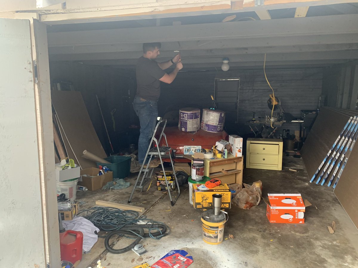 thegarrettscott's tweet image. (1/6) When we raised our pre-seed
we were obsessive about runway, so we fought every expense we could.

@drew bellcock had the idea to save money renting an office, and convert my detached shed to one instead. By the time we were done, it was the startup garage of our dreams: