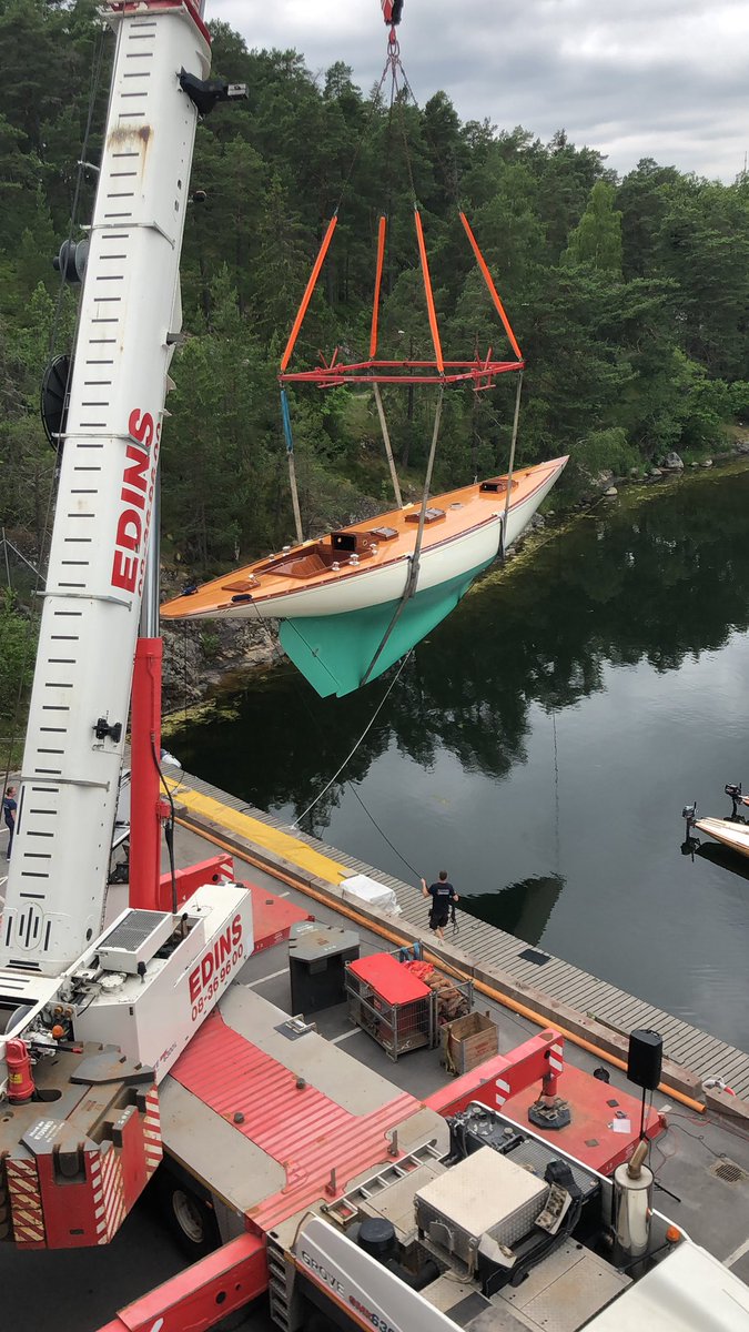 MatsDjurberg's tweet photo. I dag sjösattes hon, världens längsta 12:a den 21.96 m långa Princess Svanevit byggd år 1930 - efter 22000 timmars restaureringsarbete. Hon kommer att mastas på senare i sommar, medan motor och den berömda inredningen kommer på plats under det kommande vinterhalvåret https://t.co/zwjyin2RPM