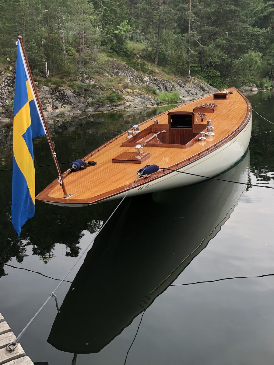 MatsDjurberg's tweet photo. I dag sjösattes hon, världens längsta 12:a den 21.96 m långa Princess Svanevit byggd år 1930 - efter 22000 timmars restaureringsarbete. Hon kommer att mastas på senare i sommar, medan motor och den berömda inredningen kommer på plats under det kommande vinterhalvåret https://t.co/zwjyin2RPM