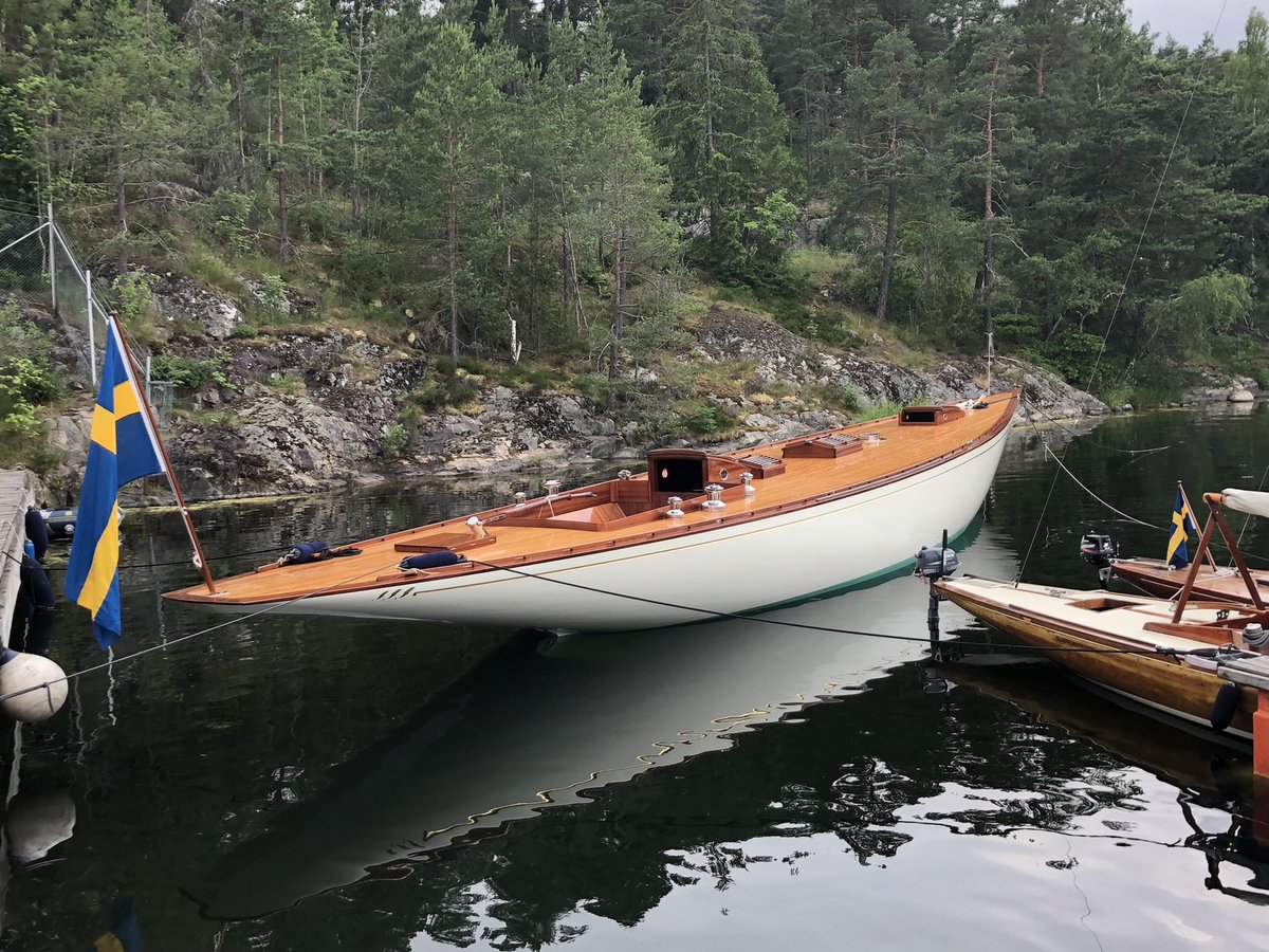 MatsDjurberg's tweet photo. I dag sjösattes hon, världens längsta 12:a den 21.96 m långa Princess Svanevit byggd år 1930 - efter 22000 timmars restaureringsarbete. Hon kommer att mastas på senare i sommar, medan motor och den berömda inredningen kommer på plats under det kommande vinterhalvåret https://t.co/zwjyin2RPM
