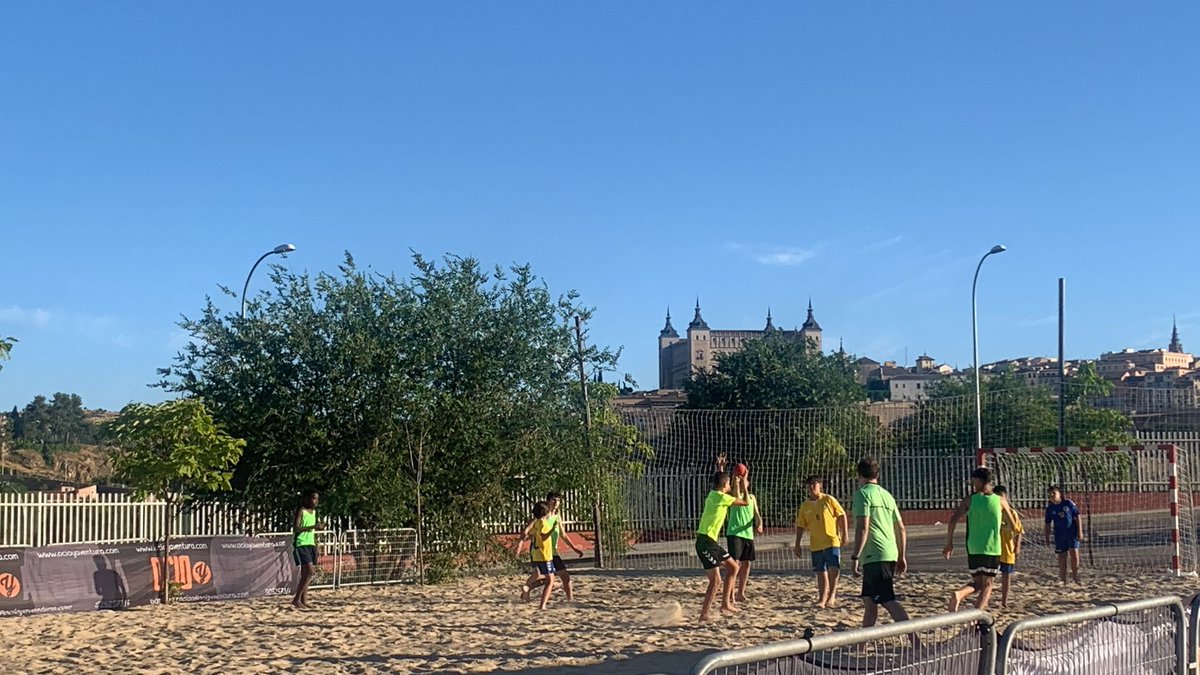 Fafeto_UCLM's tweet photo. Desde hoy y hasta el día 2 de julio se celebra la “Toledo Handball cup” con más de 1100 jugadores junior de toda España, y nuestros estudiantes de fisioterapia de @fafeto @uclm realizarán la asistencia de fisioterapia en las 7 sedes de juego a todos los jugadores que lo necesiten https://t.co/aWrQMzMBgz