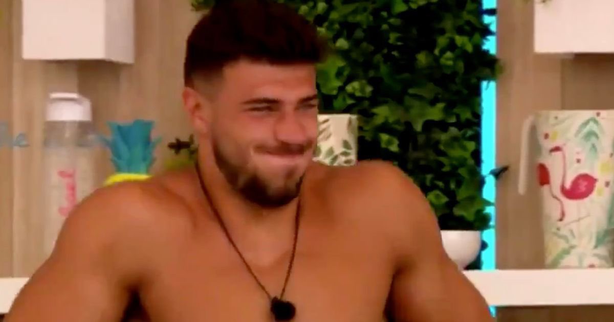 HenHew19's tweet photo. DANICA’S GOTTA STOP PICKING GUYS WHO WANT NOTHING TO DO WITH HER😭😭😭😭 she picks a guy and hopes for the best #LoveIsland https://t.co/ASG1k37nw5