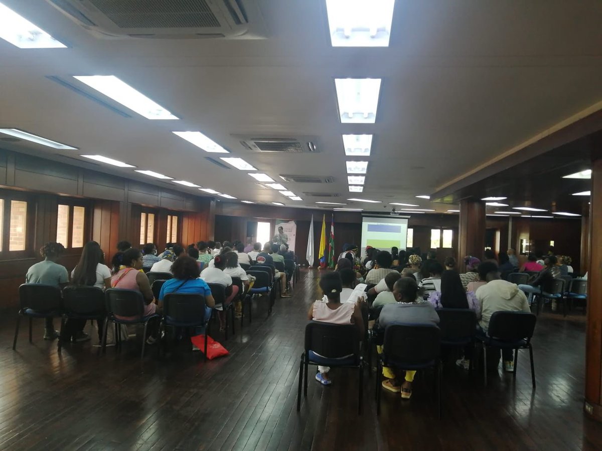 DEconomicoCali's tweet photo. Hoy estamos formando y acompañando a los expositores que harán parte de la muestra comercial del @PetronioCO en temas relacionados con producción limpia y conciencia ambiental🙌🏼💃🏽
Impulsamos iniciativas que promuevan a Cali como referente en prácticas de sostenibilidad♻️✅ https://t.co/NNSkaP1GcR