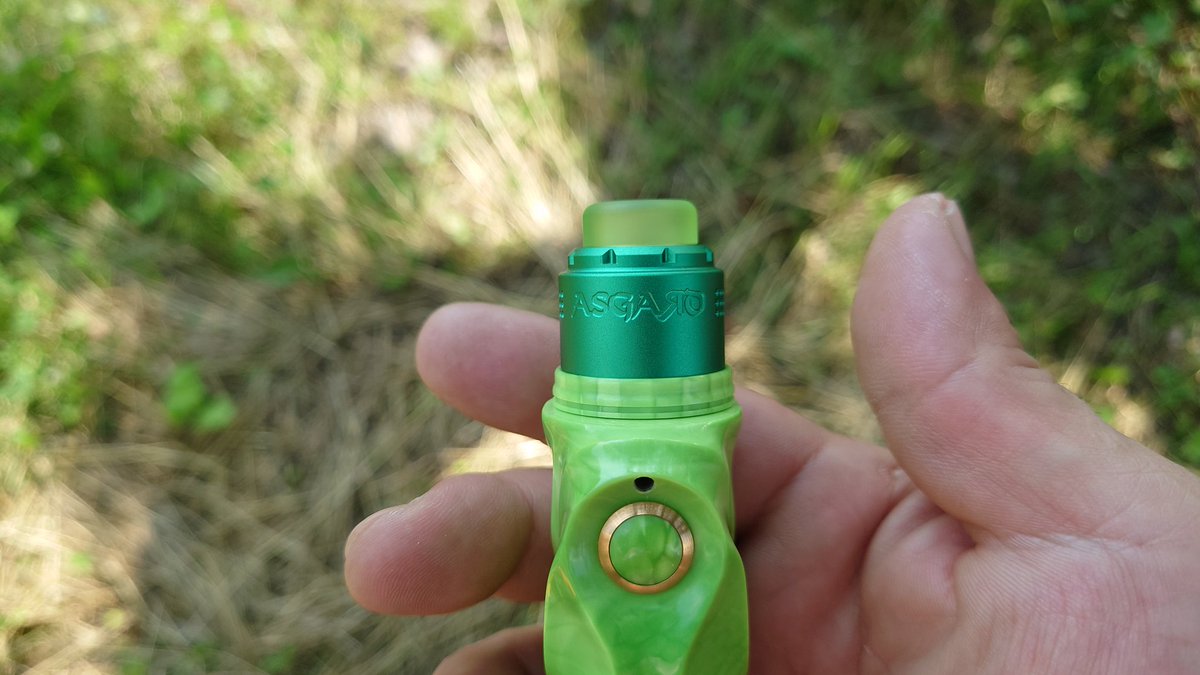 CebrjowHwScHCkj's tweet photo. 皆さんおはよっチェ😆👍今日も宜しくご安全に。🙇💦#LKC #JUMA Green Mamba NONAME MOD + #VaperzCloud #ASGARDmini RDA + #WildTip810 Drip Tip 😋💦#VAPE #vape好きな人と繋がりたい #VAPE好きと繋がりたい #VAPE初心者 #LovePinoyVapingGear #LowkeyCustoms #iamlowkeycustoms https://t.co/Psyl0V9XjU