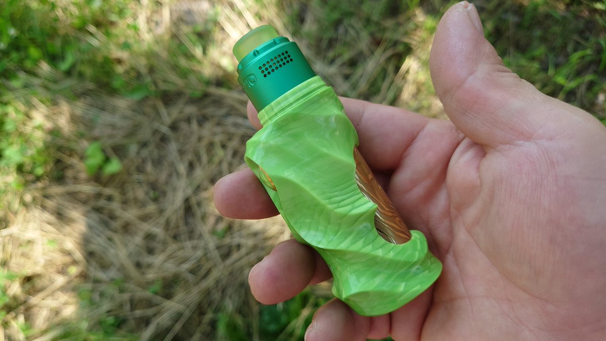 CebrjowHwScHCkj's tweet photo. 皆さんおはよっチェ😆👍今日も宜しくご安全に。🙇💦#LKC #JUMA Green Mamba NONAME MOD + #VaperzCloud #ASGARDmini RDA + #WildTip810 Drip Tip 😋💦#VAPE #vape好きな人と繋がりたい #VAPE好きと繋がりたい #VAPE初心者 #LovePinoyVapingGear #LowkeyCustoms #iamlowkeycustoms https://t.co/Psyl0V9XjU