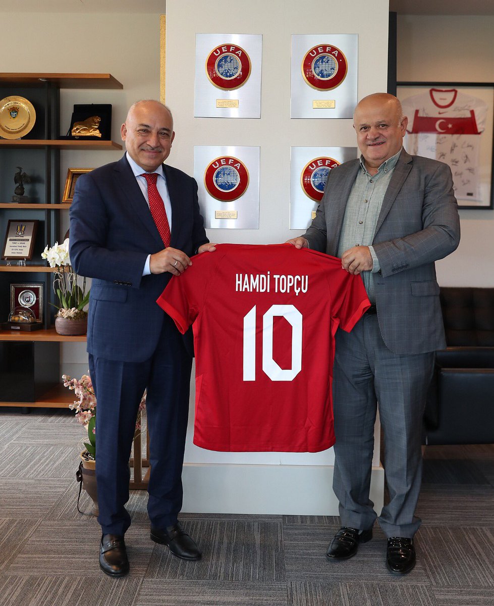 THY Eski Yönetim Kurulu Başkanı Hamdi Topçu, TFF Başkanı Mehmet Büyükekşi'ye nezaket ziyaretinde bulundu. 

Hamdi Topçu, TFF'nin Riva'daki idari merkezinde gerçekleşen görüşmede, Başkan Mehmet Büyükekşi'ye yeni görevinde başarılar diledi.