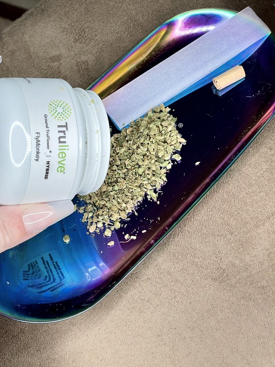 marii_janaee's tweet photo. Time to roll up 🍃

Ground flower really helps for those quick seshes when I’m filming lots of content. @Trulieve 

#betrutoyou #ad #CannabisCommunity https://t.co/loIxC6X9TC
