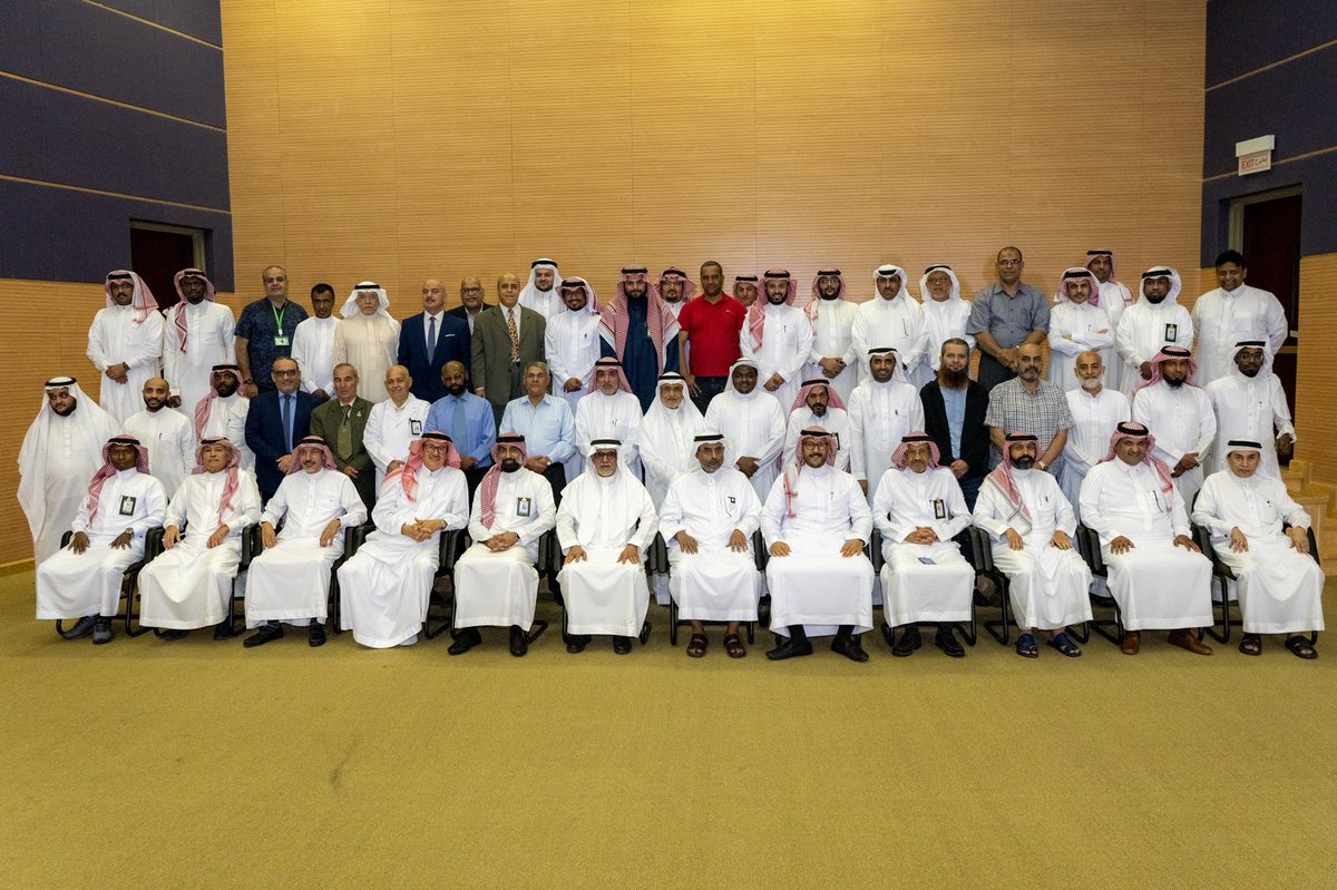 BHakami's tweet photo. صورة جماعية تضم منسوبي #كلية_علوم_الأرض ب #جامعة_الملك_عبدالعزيز من أعضاء هيئة التدريس والمعيدين والمحاضرين والفنيين والاداريين.

نفتخر بكم ⚒🥇🇸🇦 https://t.co/fKPAyzBe0u
