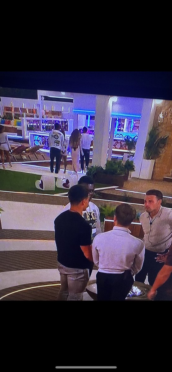 Challenger_8's tweet photo. @LoveIsland when did dami’s twin come in? 🥴🥴 #LoveIsland #imseeingdouble https://t.co/sO36DhmELQ