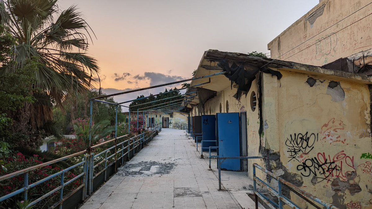 sinesententiae's tweet photo. @g_falcomata Il turista che viene a @CMReggioCal è costretto a toccare gli eccessi. Quale città europea può annoverare nel suo centro un mare così bello, accanto ad uno stabilimento balneare come questo? RSVP https://t.co/8SGPy4ogck