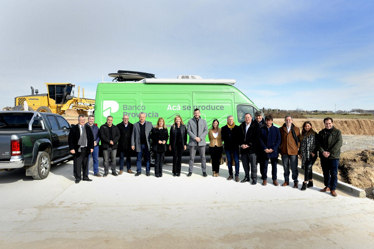 JCuattromo's tweet photo. Con la intendenta de #Cañuelas, @marisafassi, e integrantes del Directorio y la Gerencia General de @bancoprovincia recorrimos el nuevo #MercadoAgroganadero y visitamos el lugar donde se construirá una sucursal del Banco.

#CercaDeLasYLosBonaerenses https://t.co/nookDjKPRg
