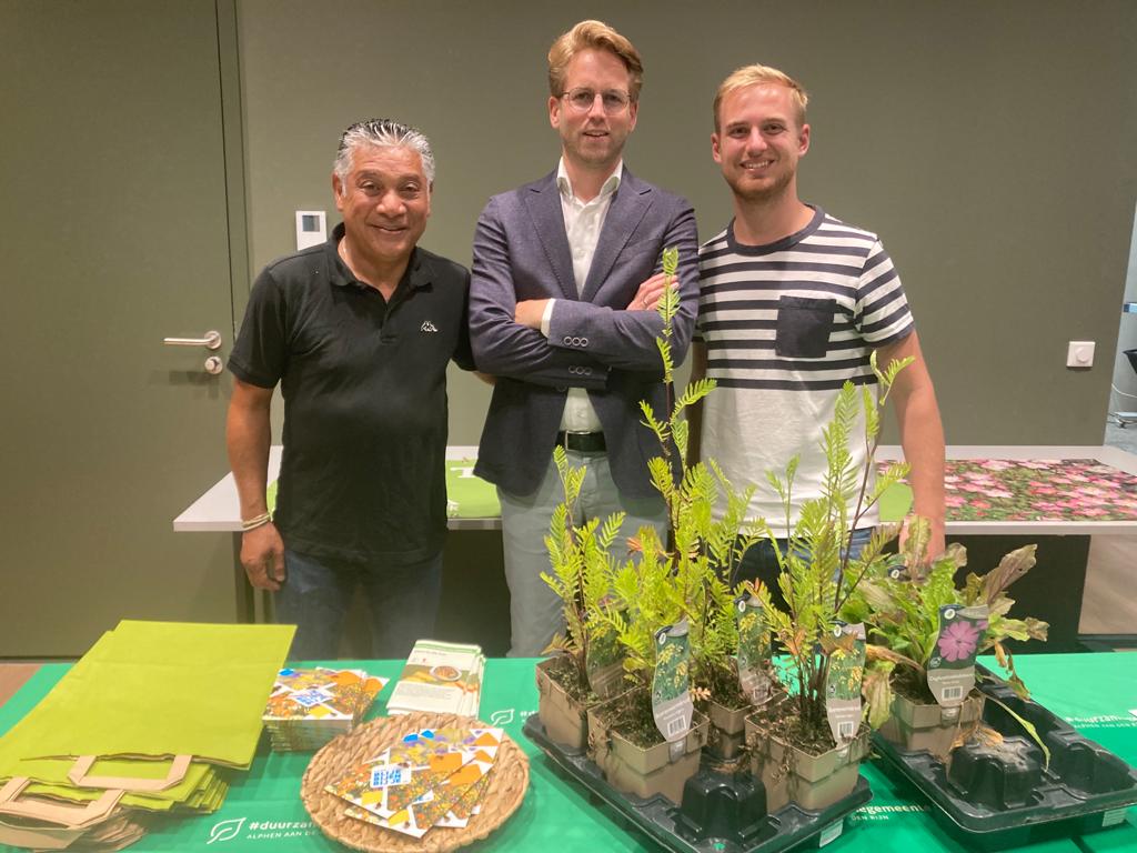 Bijen op de gevoelige plaat: zonet mochten <a href="/lailadriessen/">Laila Driessen</a> en ik de eerste prijs uitreiken voor de fotowedstrijd Bijenlandschap 2022. Met ruim 100 inzendingen een groot succes. Ook dit initiatief draagt bij aan de aandacht voor #biodiversiteit. <a href="/GroeneCirkels/">Groene Cirkels</a> <a href="/gemeenteaadr/">Alphen aan den Rijn</a>