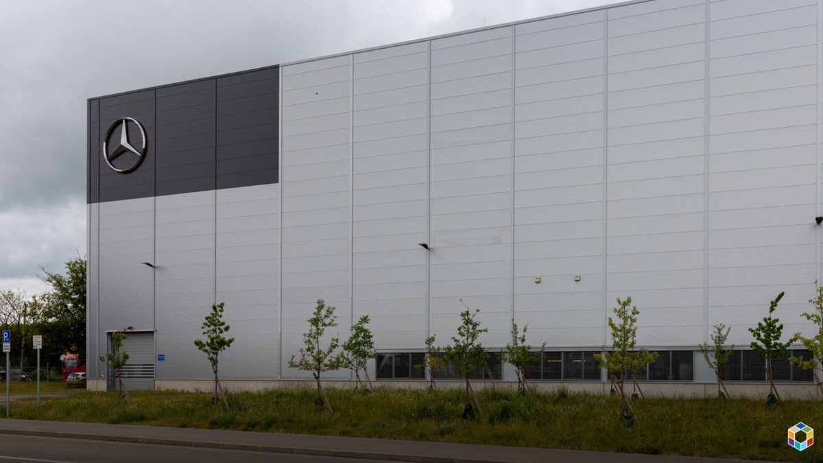 Stansberry's tweet image. Mercedes-Benz's multi-year plan could intensify competition for critical electric-vehicle (#EV) metals. Earlier today, the carmaker said it is aiming to begin #EVproduction in various factories across Germany by 2024 and 2025. Learn more ➡️ bit.ly/3yur6H1