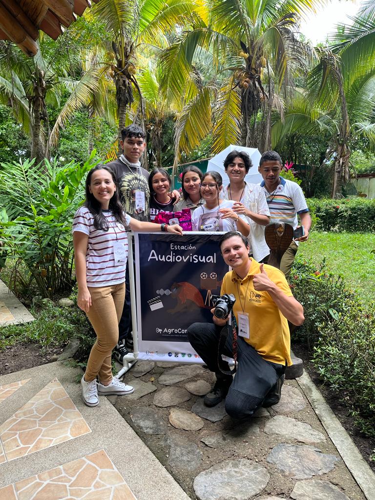 ZULMALORENADUR1's tweet photo. Proyecto AgroComunitic en acción! Comenzamos los campamentos juveniles, formando a los primeros 40 estudiantes Casanareños en comunicación de CTeI 💪👏 @ElOIRdelaRegion @julialbaangelo @unadzao @UNAD_YOPAL @ABCcolombia @ElNuevoOriente @SuVersionY @Unitropico https://t.co/Dl2mh4gSYl
