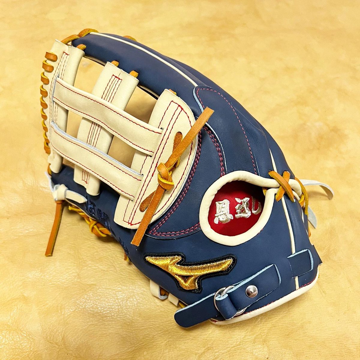 realform_japan's tweet photo. #REALFORM
#仕上げ
#WASEDA
#頑張れ
#蛭間拓哉
2022年ドラフトの目玉となりつつある蛭間くん。
その破壊力満点の打撃は勿論の事ですが、安定した高い守備力も魅力です。
グラブの仕上げのご依頼をいただいて2年。
ラストイヤーの蛭間くんに期待大です。
#蛭間拓哉
#岩本久重曰く
#彼はサムライ https://t.co/jww9YIXBvM
