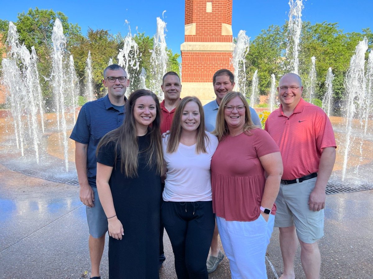MOCFV_CAPS's tweet photo. "Without a network, you are on an island. It's hard to grow alone on that island."

"A network isn't a magical vault of files &amp; folders. It's about the people &amp; relationships. The conversations you have."

Great Summer Huddle, @NetworkCAPS! 

#CAPSSLU22 #bettertogether https://t.co/P6CeOjbGGQ