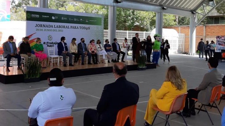 reynarev's tweet photo. El #SLP @AcnurMexico trabaja hombro a hombro con autoridades locales y otros actores para asegurar el acceso al empleo formal de personas refugiadas de la comunidad #LGBT. Jornada Laboral para Tod@s. @STPSSLP @SNESLP @PsicologiaUaslp @Mardenar https://t.co/1AikhK75cO