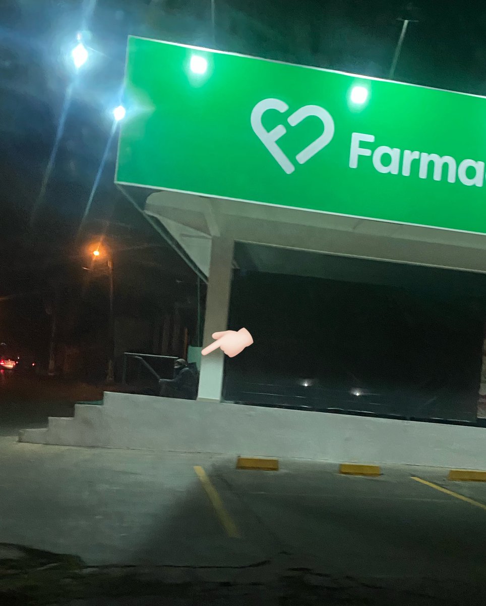 Cómo es posible que <a href="/farmacenterpy/">Farmacenter Paraguay</a> no sea capaz de dar las comodidades básicas a sus trabajadores? Ese pobre señor (guardia) está todas las noches sentado en la escalera o parado en una esquina sin refugio con este frío!!!