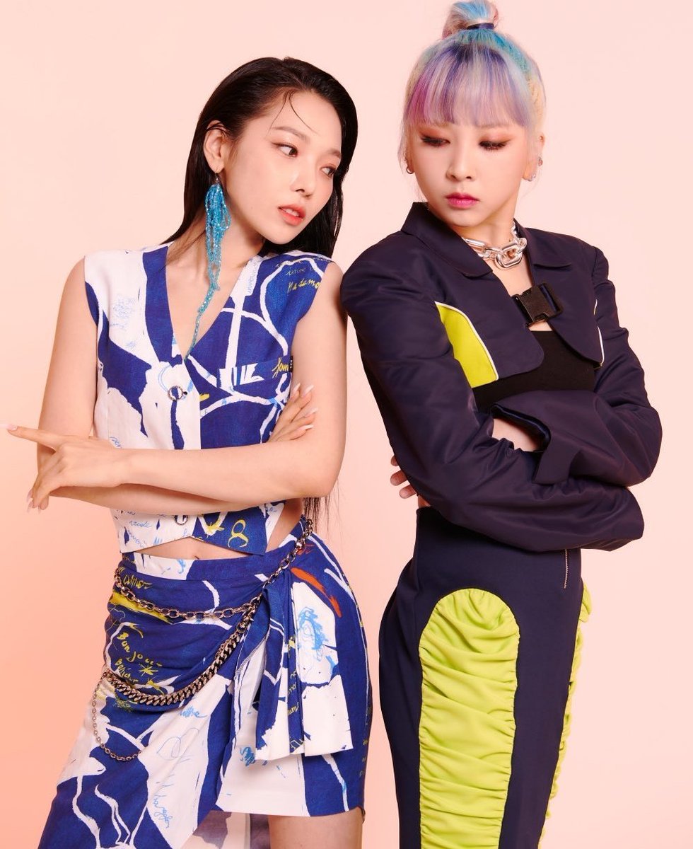 What's wrong with secretary Jeon? 
#KARD #SOMIN #JIWOO