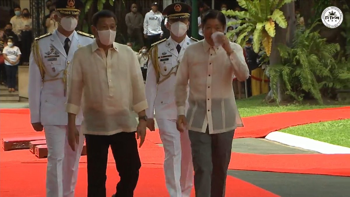 deepredthread's tweet photo. "Thank you for the honor."
- PRRD

I see PBBM overwhelmed standing beside PRRD. And I mirror the feelings 😭

#OurPresidentMarcosJr
#PBBM
#SalamatPRRD https://t.co/zRWIDBAyfy
