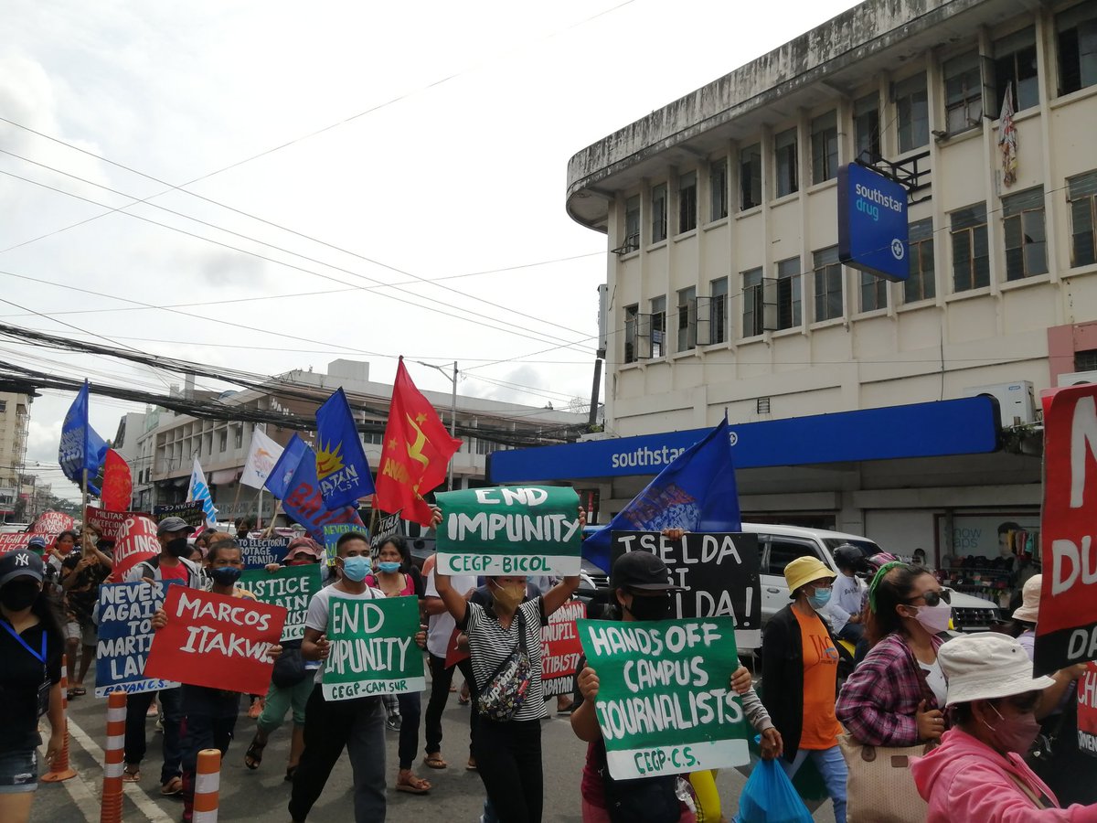 UPDATE | Matapos mag martsa, tumungo sa Plaza Oragon ang mga delegado para sa panapos na programa bitbit ang kanilang mga panawagan at para magbigay ng pahayag ang mga tagapagsalita mula sa iba't ibang sektor.

#RejectMarcosDuterte
#MarcosItakwil